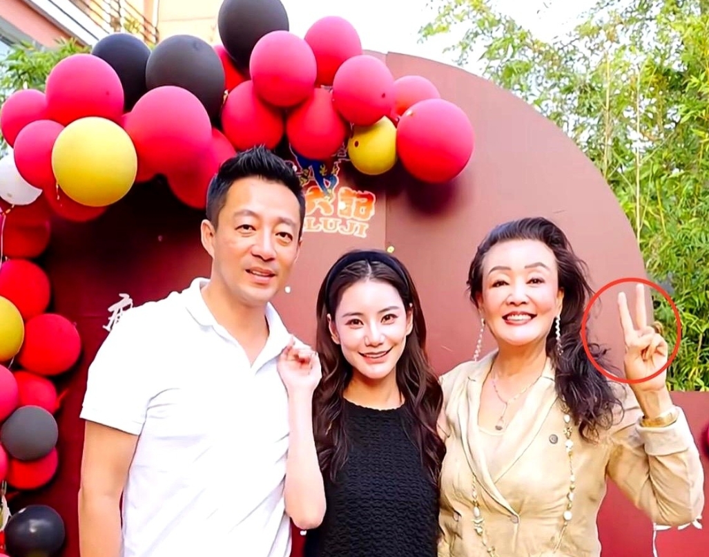 马筱梅前夫爆料事件持续发酵，但小菲和晓梅的婚礼筹备丝毫未受影响。
据知情人透露，