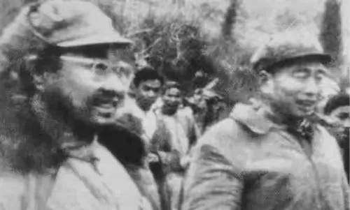 解放战争中，第二野战军四兵团司令陈赓、政委宋任穷的照片。1949年5月22日，第