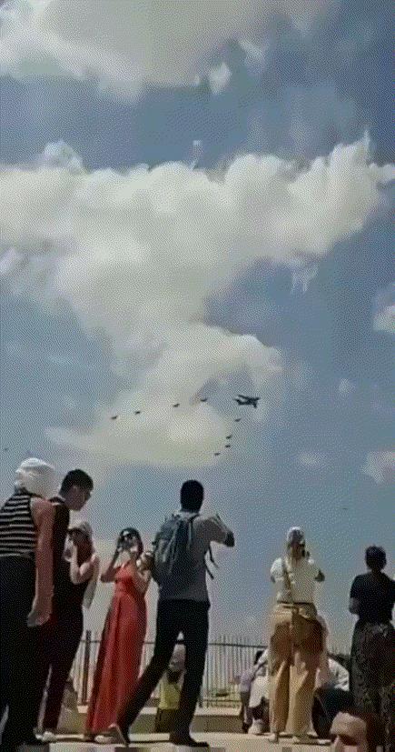 太壮观了！运-20领衔，中国空警-500、歼-10C编队飞越金字塔
近日，有游客