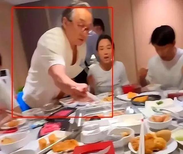 从飞跃商场到火锅店夹肉，71岁成龙白发苍苍，观众心酸
近日，成龙被偶遇吃火锅，状