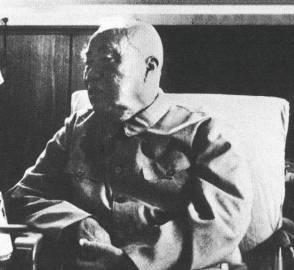 1973年12月21日，毛泽东召开中央军委会议，朱德应邀参加。朱德刚一走进会议室