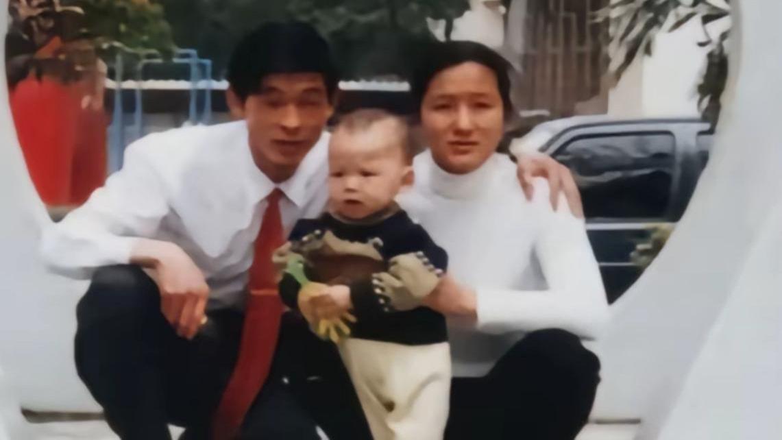 失散25年后，谢浩男与父亲谢岳重逢，母亲陪伴购物为认亲宴做准备。