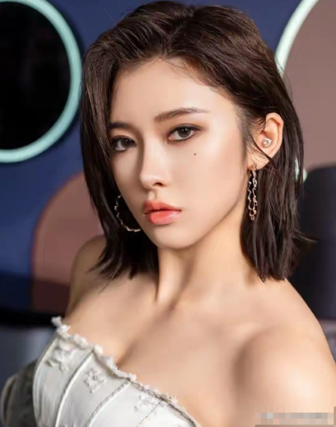 原本可以靠颜值吃饭，却偏偏要靠实力。吴艳妮的绝美容颜，爱了！