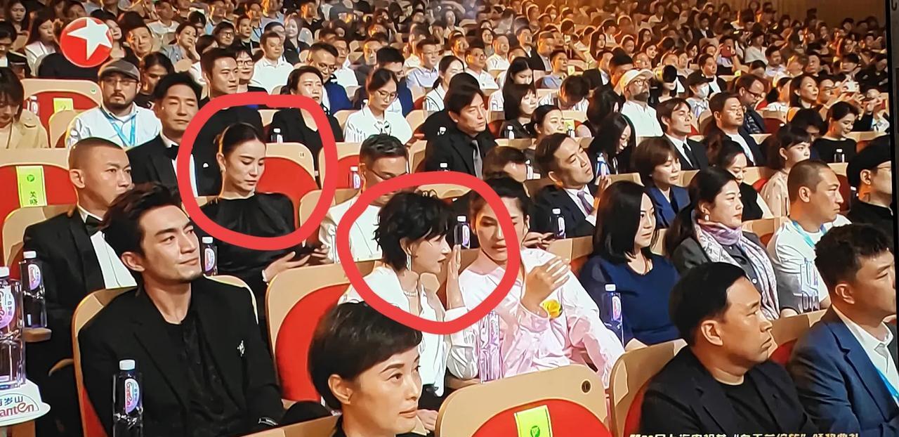 白玉兰现场直播，
宋佳低头看手机，
万茜在和旁边的女演员说话，
感觉两个人好像都