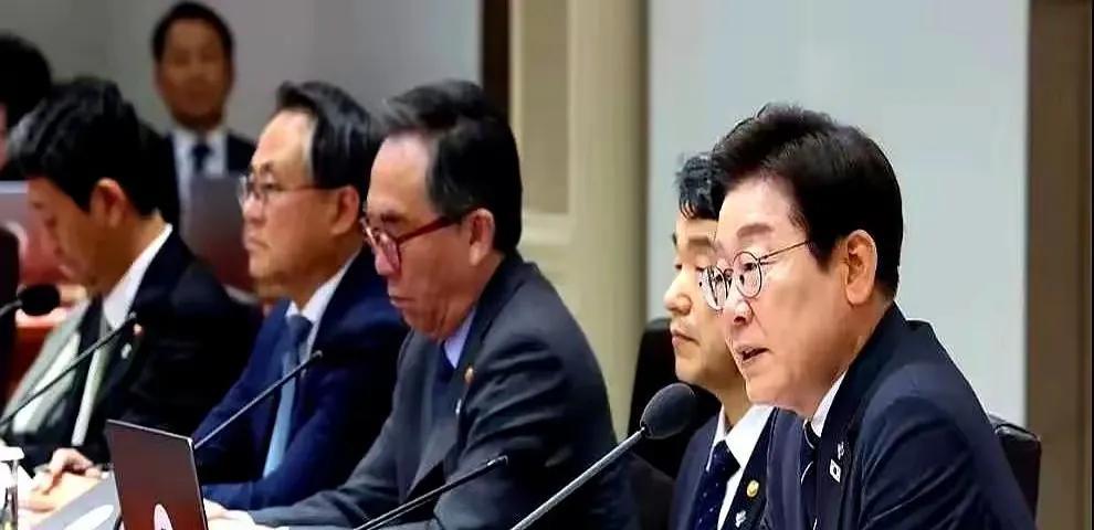 大家也期望对韩国总统李在明有新的迹象出现，李在明总统仍然正在龙山总统府进行相应地