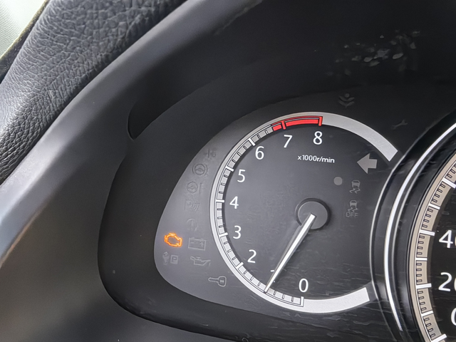 亲爱的车友们
大家帮忙分析一下行驶过程中这三个灯同时亮是什么原因？踩刹车停止时红