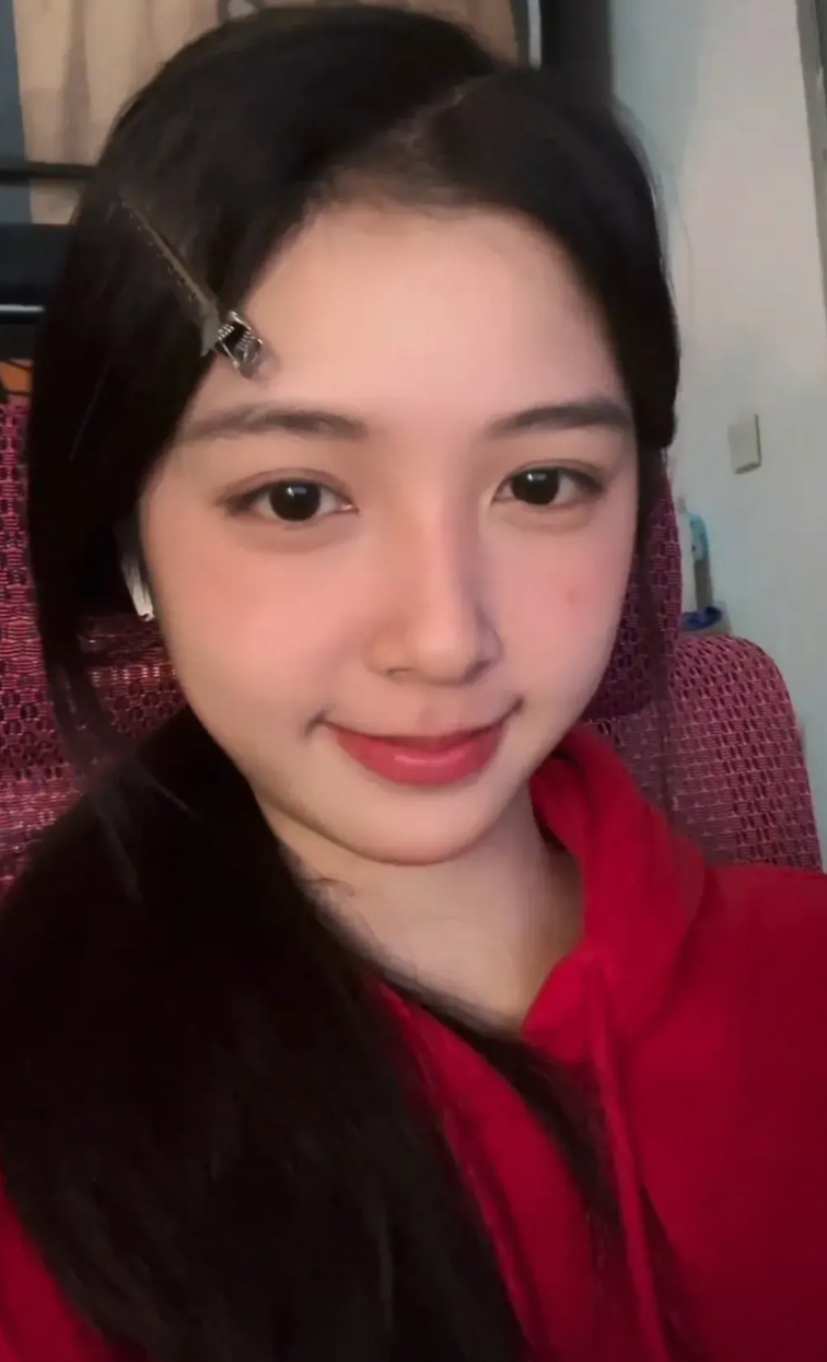 看到张沈心然妈妈才知道，什么叫"优秀真的有遗传"！爸爸在镜头前侃侃而谈，妈妈就安