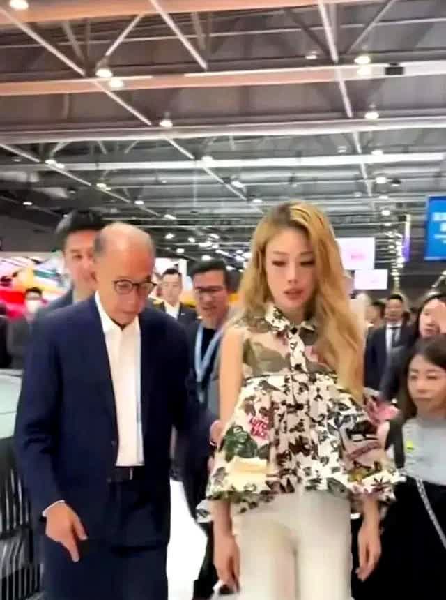 终于知道容祖儿为什么至今无人娶了

不是因为长得丑

也不是因为她挑剔，