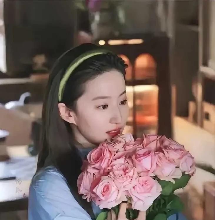 都是手捧鲜花，为什么刘亦菲的被很多女性选择做头像，蒋欣的却无人问津。