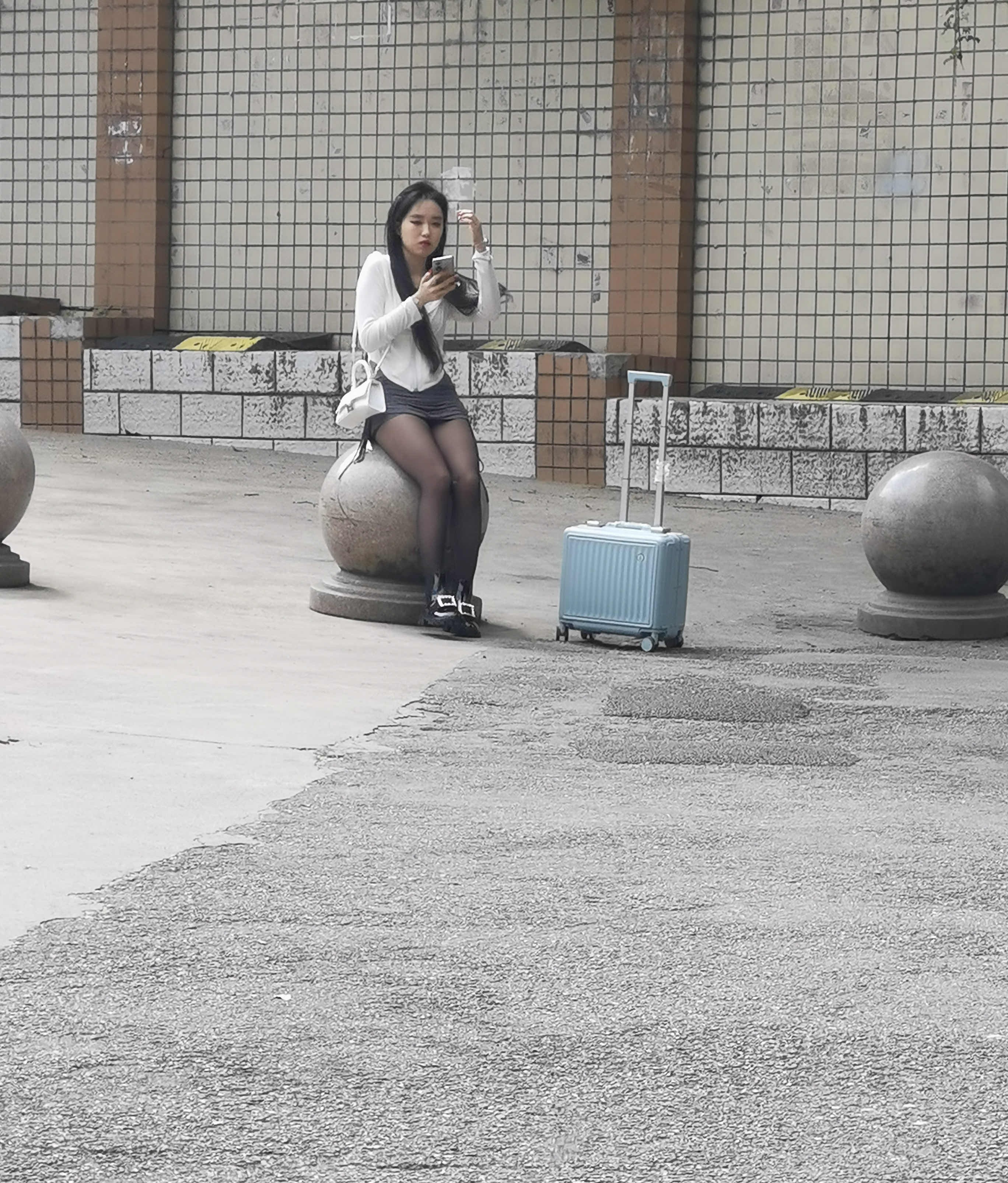 在等我接她回家呢，我都看她半天了没发现我
