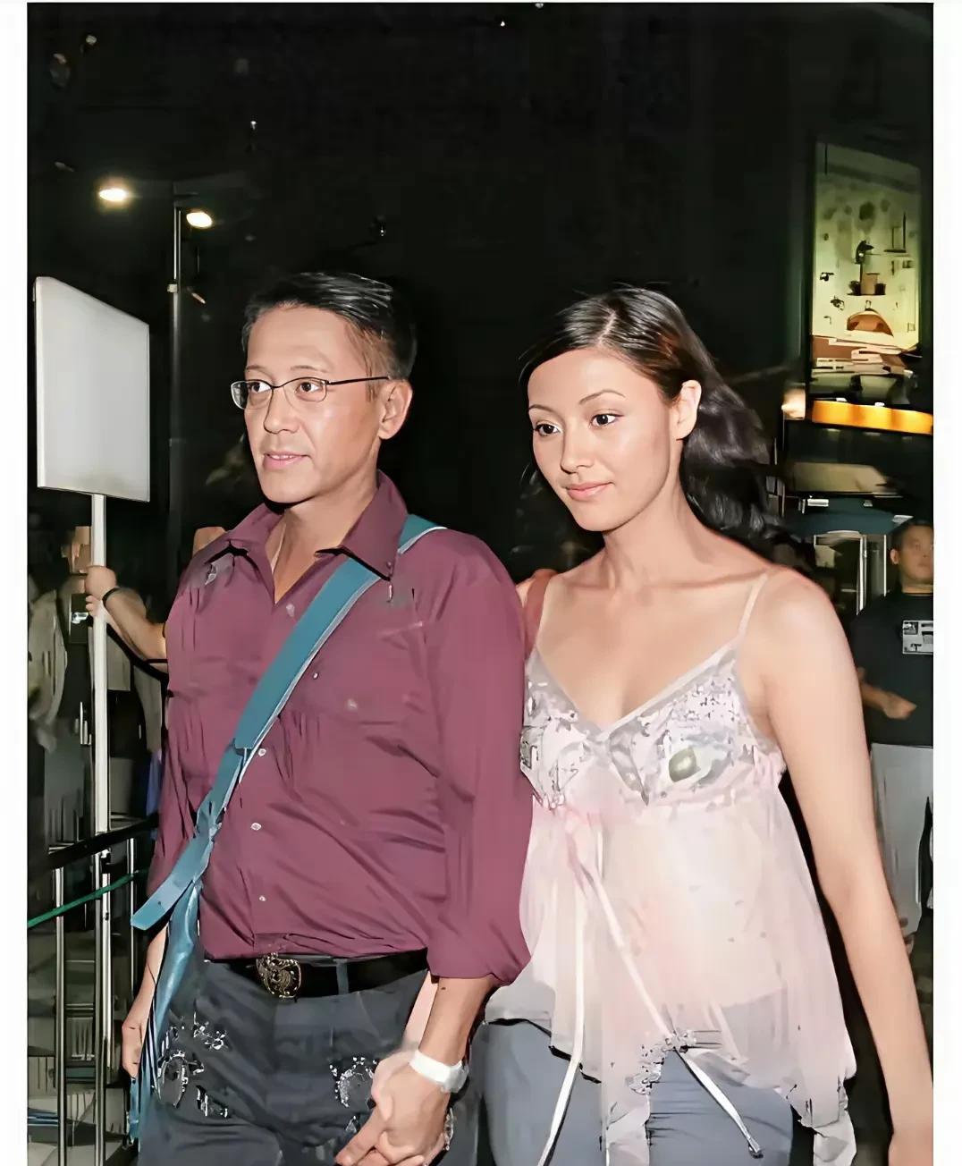 36岁的李嘉欣，站在许晋亨身旁，偶尔会闪过一丝微妙的不安。岁月赋予了她成熟韵味，