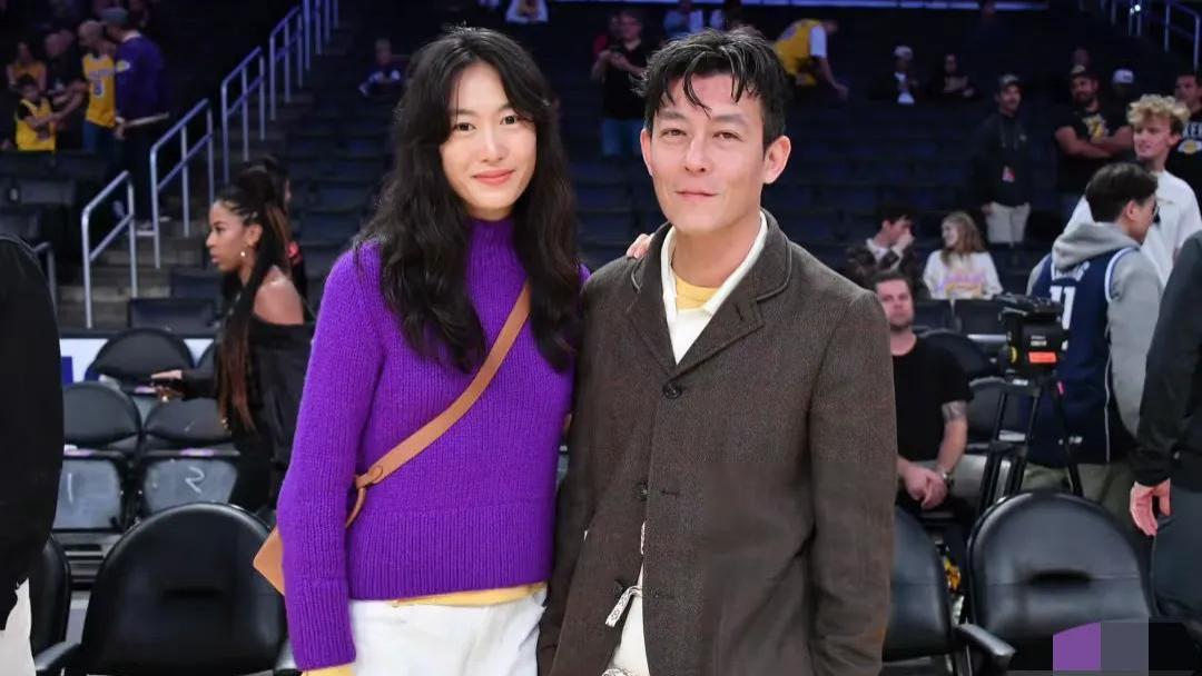 陈冠希和秦舒培湖人主场观赛，穿情侣鞋秀恩爱，陈冠希依然痞帅的