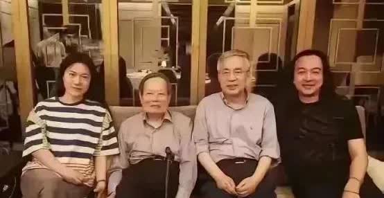 杨振宁的两个儿子来看望老父亲，翁帆在清华的茶楼招待他们。
最初杨振宁和翁帆在一