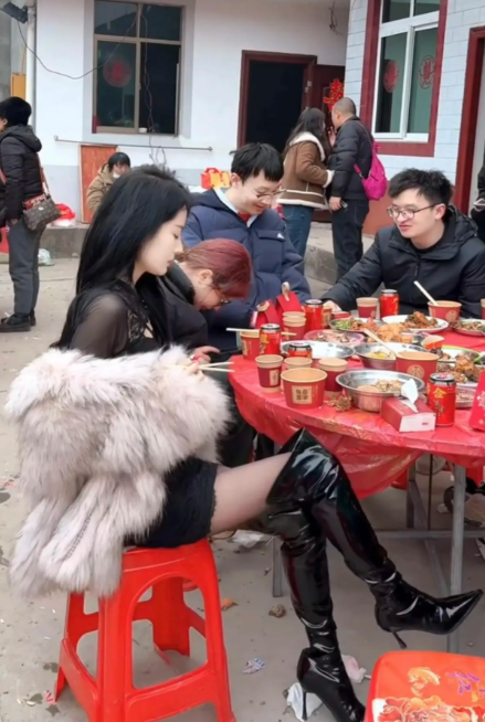 在农村搂席，看到这种穿搭的女生，怎么主动搭讪？
