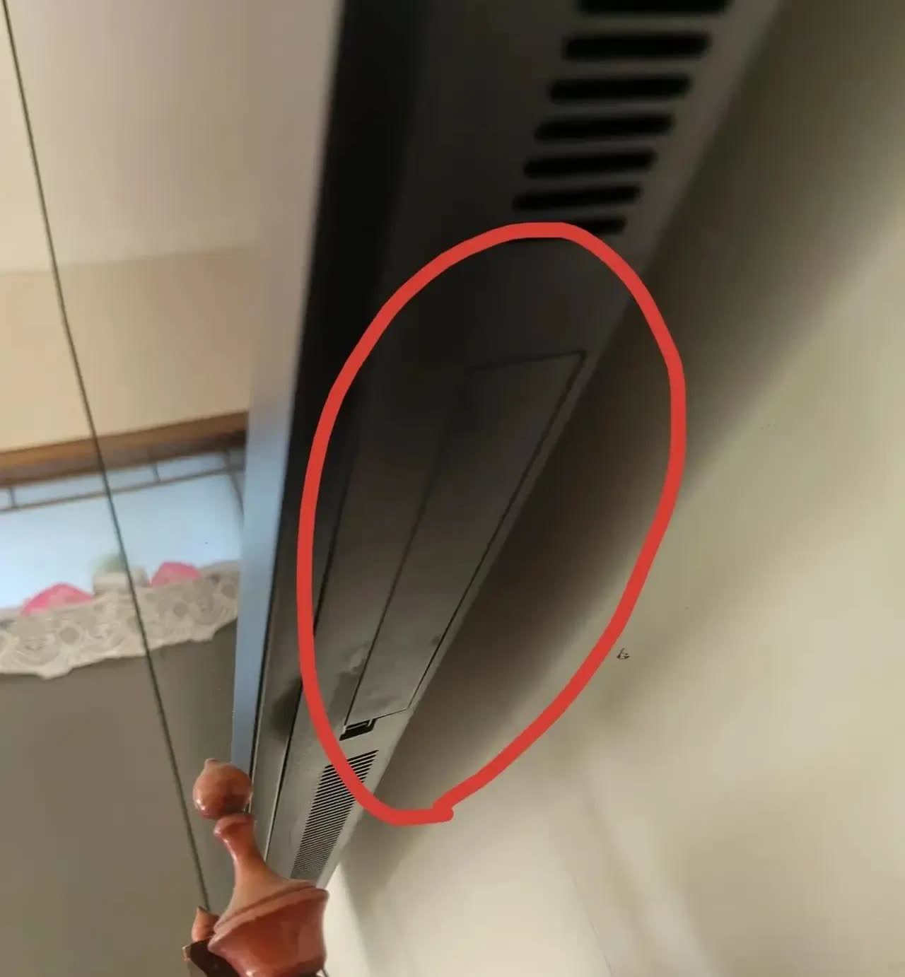 安徽，一名男子无意间发现自己家电视的下方有一个小方盒，他本以为，这里面会是数据接