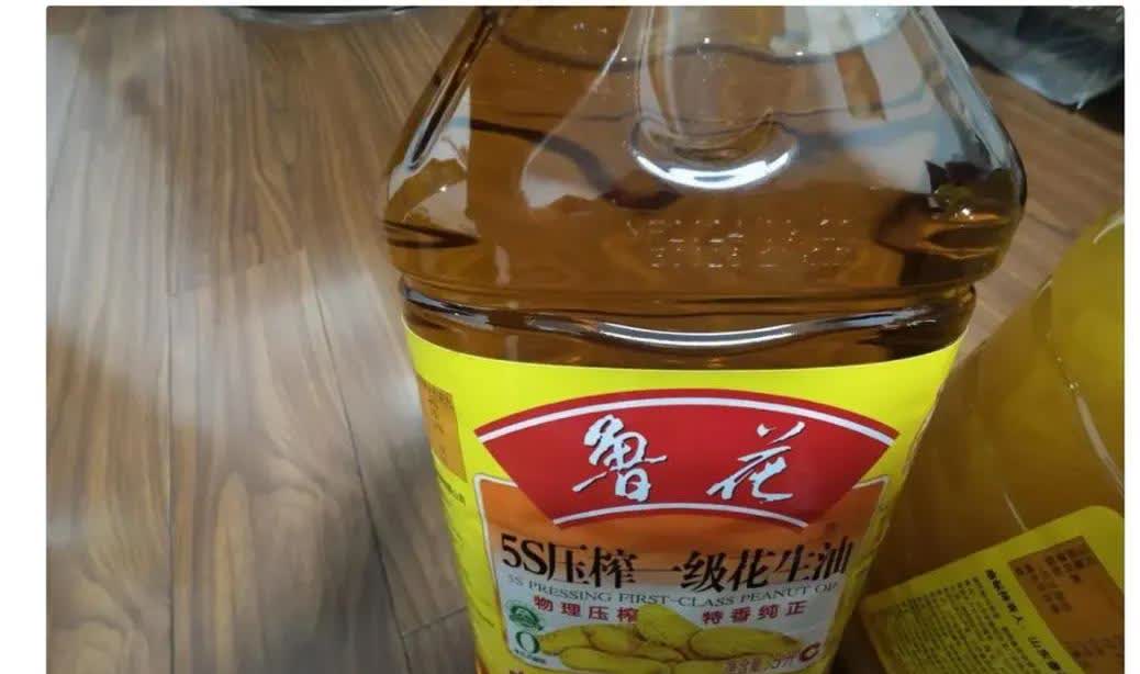油！今天邻居超热情塞给我一桶油，说是公司福利吃不完分给我。我一看生产日期，202