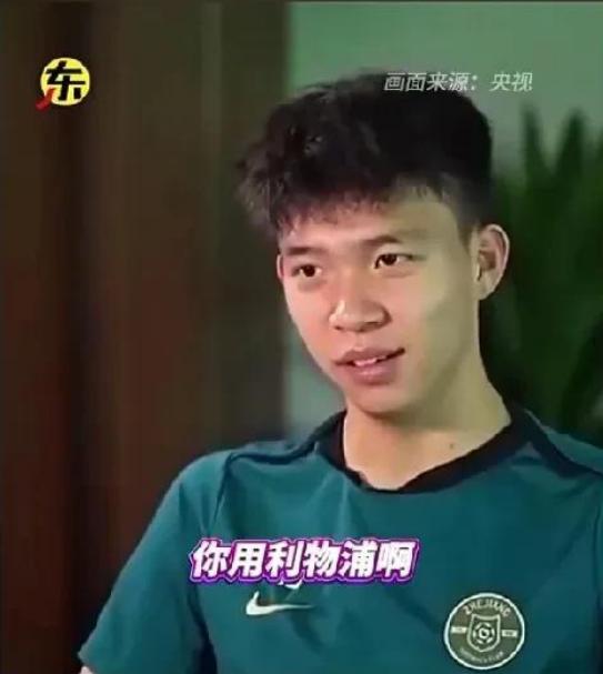 韦世豪：王钰栋比我厉害，压力比我大得多。  这并非简单的赞扬，而是基于对两人境遇