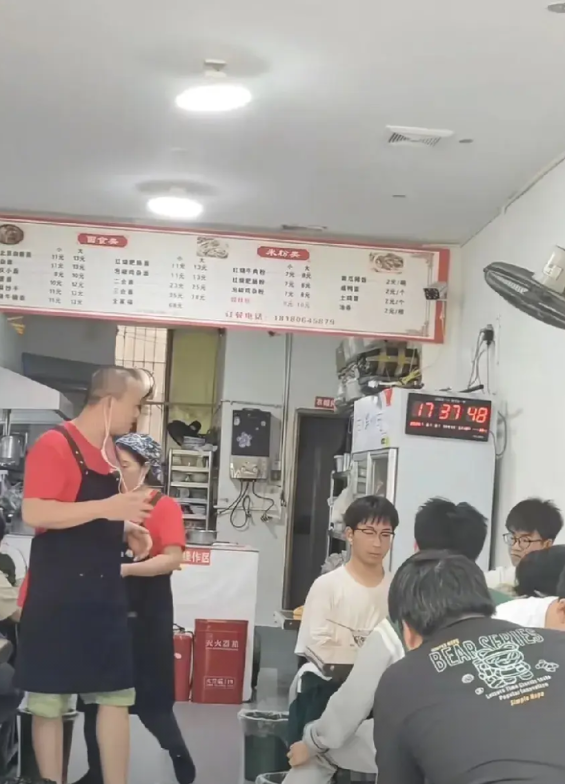 一群学生在面店里正吃着面，面店老板突然走过去说出的一番话，听着瞬间让人感动暖心了
