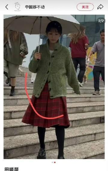 《天才女友》的故事时代是什么时候啊？怎么还会有超级红配绿的造型？