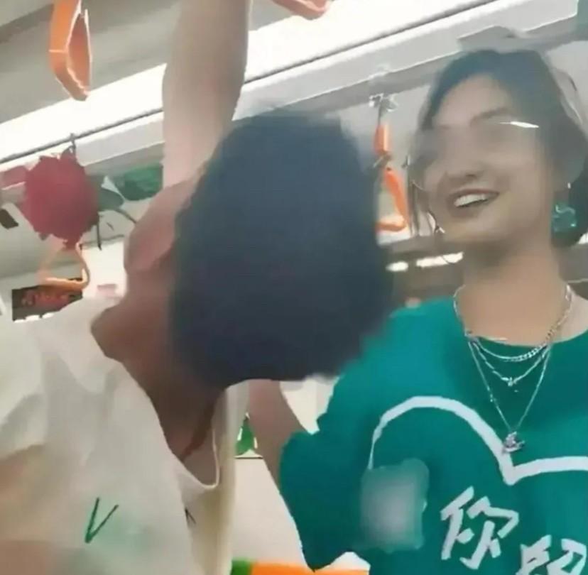 “把中国人的脸都丢尽了！”2023年上海地铁，一个小姑娘，大大咧咧地穿着印着脏话