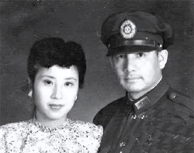 1935年，张灵甫回家后对妻子说：“我想吃饺子。”妻子听后赶忙去割韭菜，岂料，就