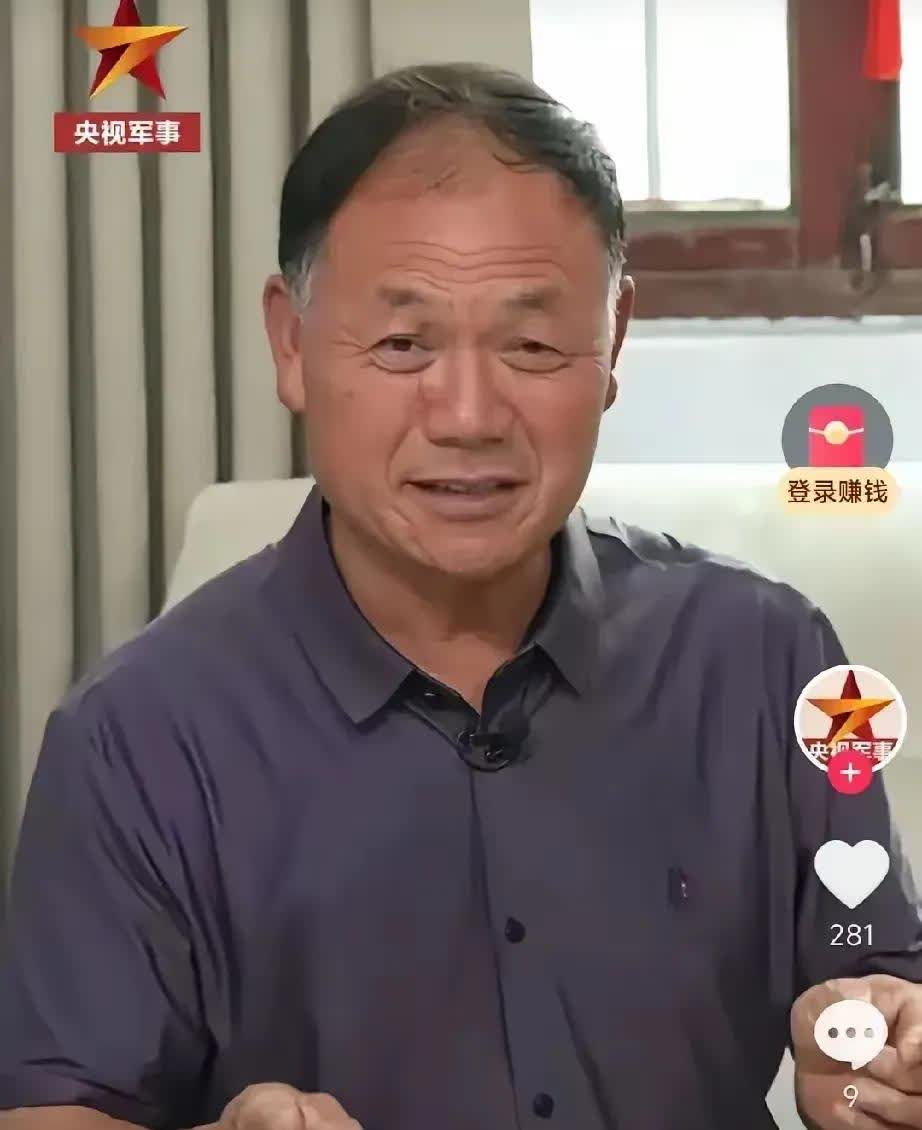 张伟父亲攥着手机看儿子跪母救人的视频，手抖得厉害。  

他刚做完心脏搭桥手