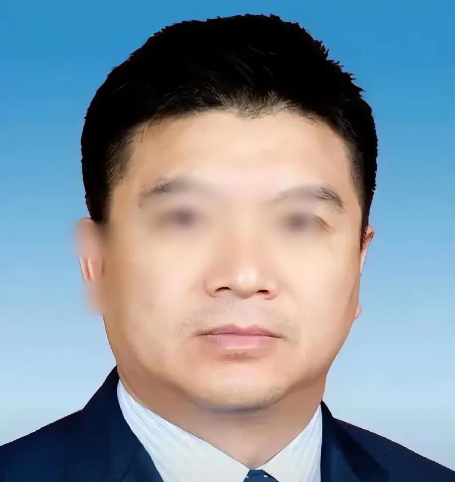 湖南机场的董事长丘继兴，在五菱星光里听说，因饭局后“即兴”发挥，步了东哥在明尼苏