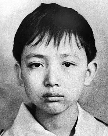 [浮云]1988年，15岁的赖宁为了扑灭山火英勇牺牲，他的故事后来被写进了课本，