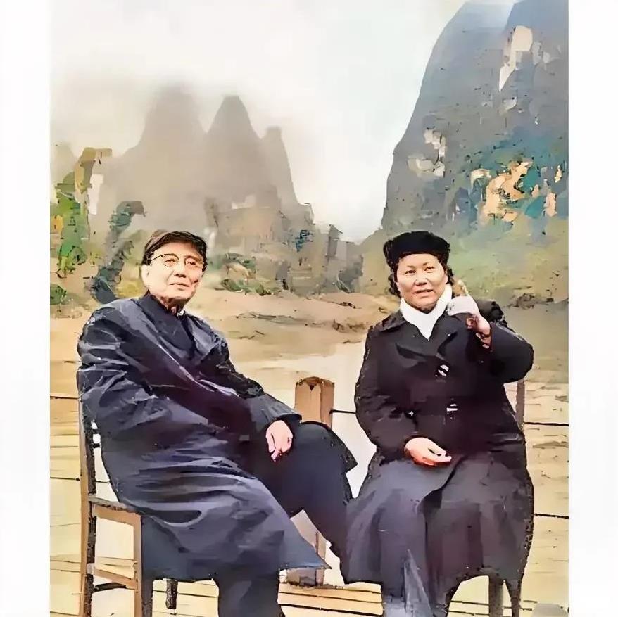 郭沫若老照片: 与第三任老婆于立群合影。这张照片拍摄时间是上世纪六十年代初期，当