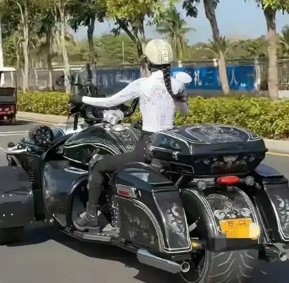 
安全官骑的这种摩托车，完美规避了摩托车的灵活以及轿车的舒适。只能说，喜欢开这种