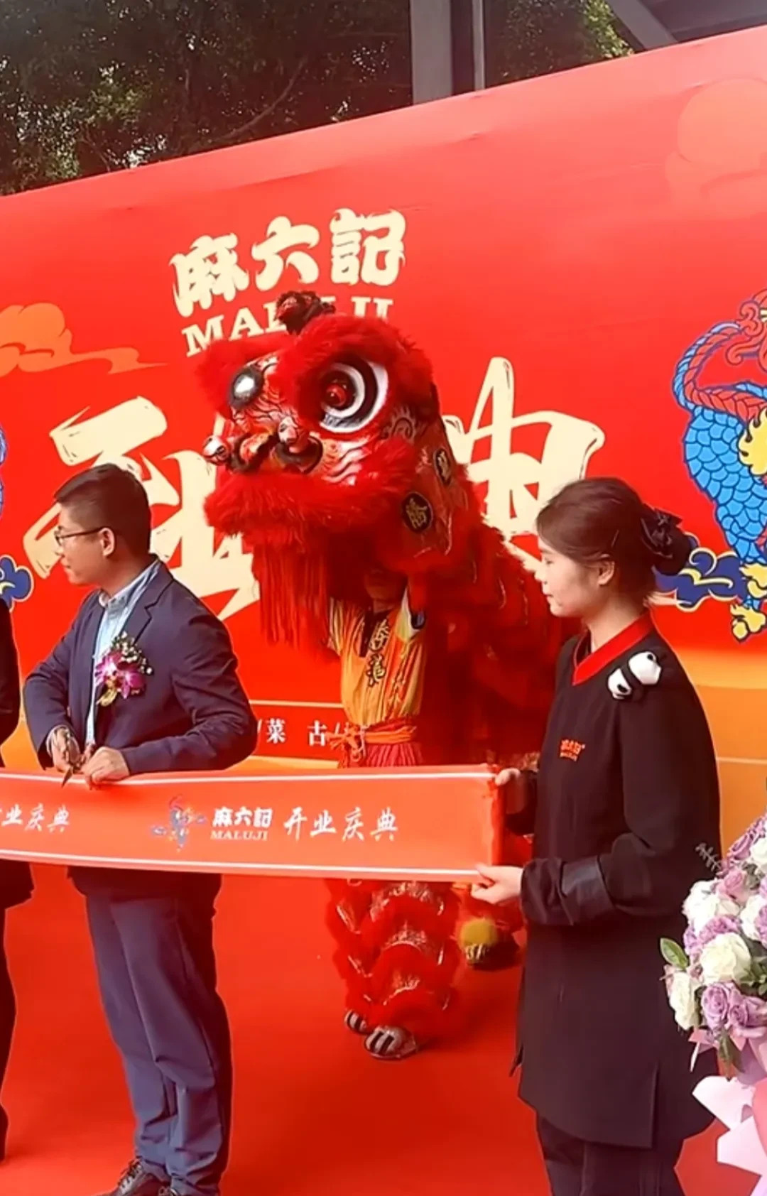 麻六记广州新店开业汪小菲坐镇











我的天哪！你们猜怎么着？麻六