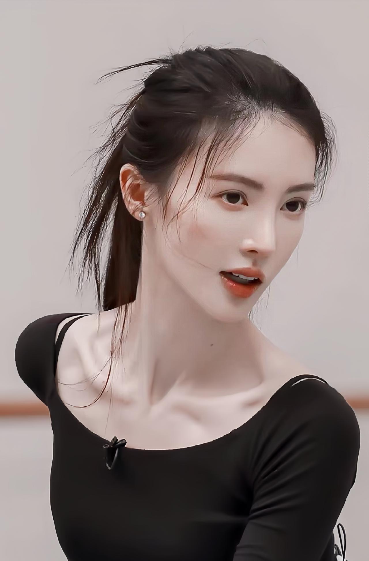 金晨不适合当演员，
不是因为演技不好，
也不是因为没有好资源，而是比起演员她更适