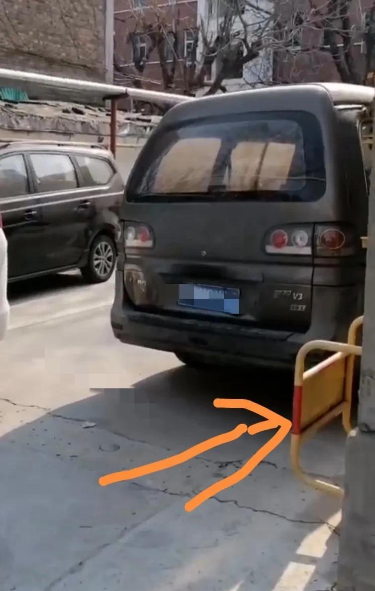 这种赖在小区燃气管道前的“僵尸车”到底有没有人管？
如图所示，这辆锈迹斑斑的老式