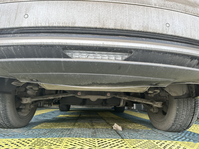 这是个什么情况
洗车时候发现车屁股下边凸起来了感觉