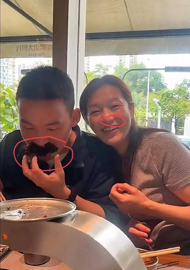 破防了！谢浩男一口烤肉吃出24年辛酸，这细节让全网泪崩！清明假期，深圳一家烤肉店
