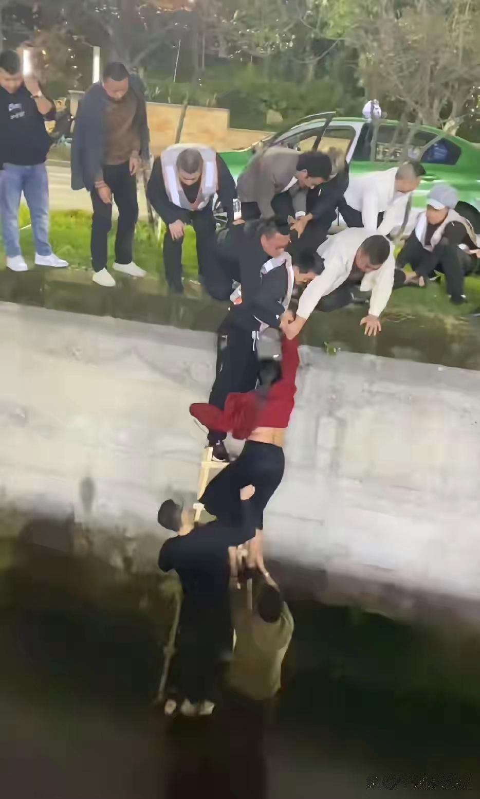 女子醉酒落深沟，众人救援引减肥感慨