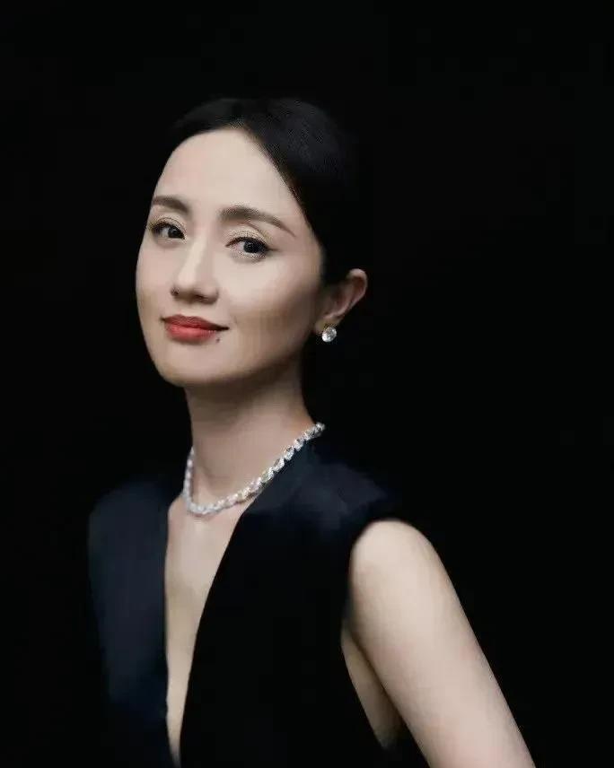 黄晓明赵丽颖等众星悼念朱媛媛
5月17日上午。辛柏青在社交媒体发文，发布了讣告，