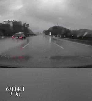 大雨天高速路上轿车行驶，应该是经过有雨水的路段，轿车司机可能点了刹车，出现的这个