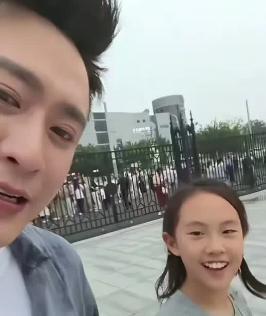 主持人杨帆称，他带女儿看完了“天王巨星”岳云鹏的演唱会。
当他问起女儿是否知道