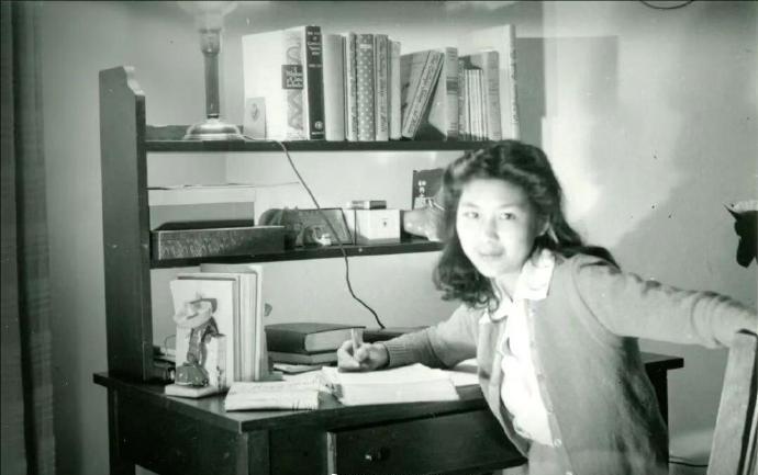 孙中山长孙女孙穗瑛去世，享年103岁
图一是孙穗瑛在大学照片，图二是孙科一家人在