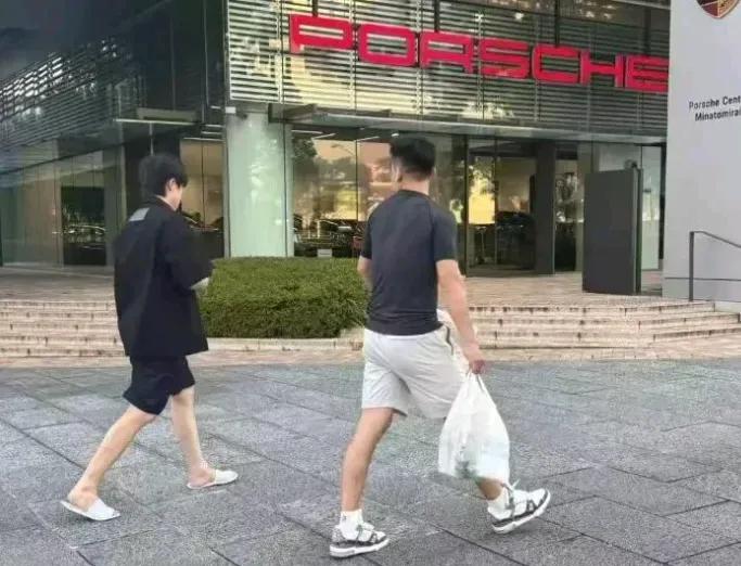 王楚钦刚到日本就往外跑着逛街，瞅他那鞋，真是太大意了！
你细瞅，大头脚上蹬的还是