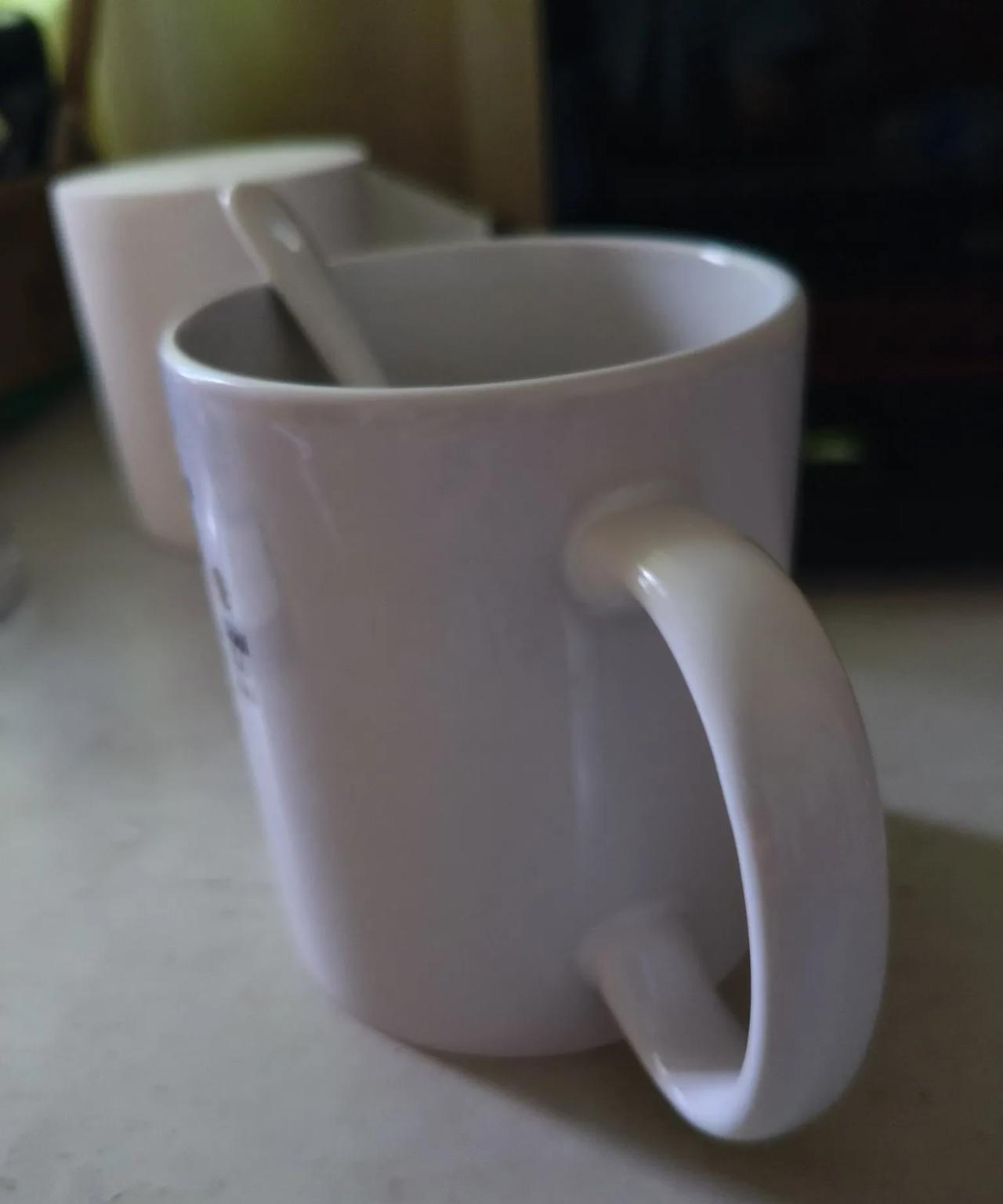 一杯20块钱的奶茶也许你不会眨眼睛就买下了，但你却不知道，这是多少父亲在工地上的