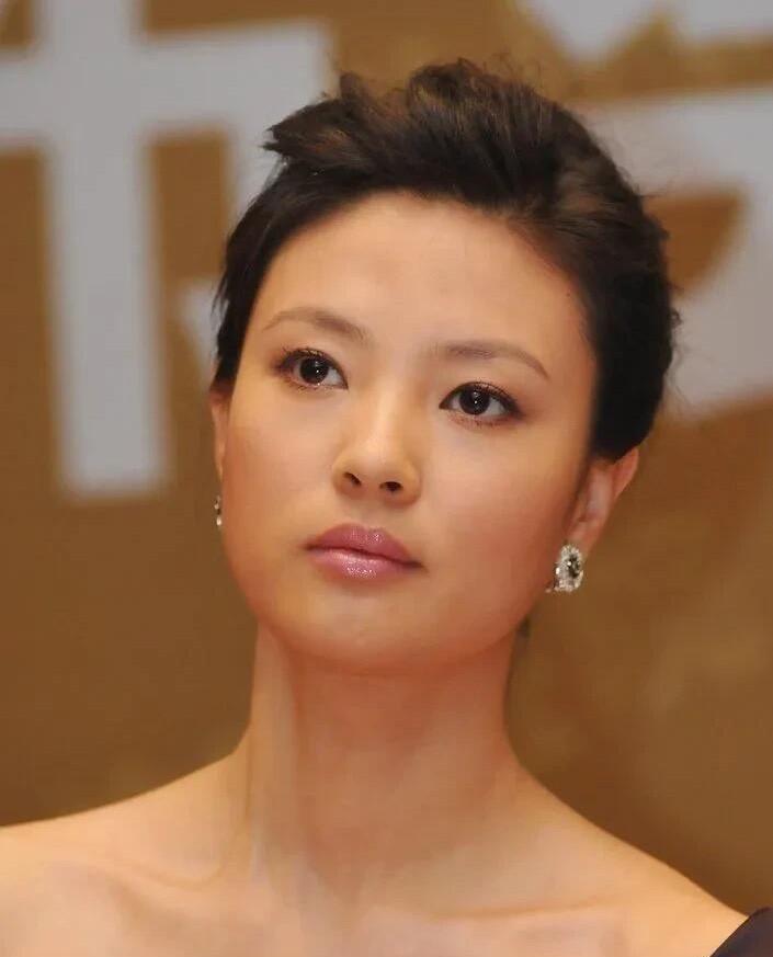 不明白为啥那么多人追捧她，她其实在央视里面算一般的主持人，没有董卿和周涛漂亮。岁