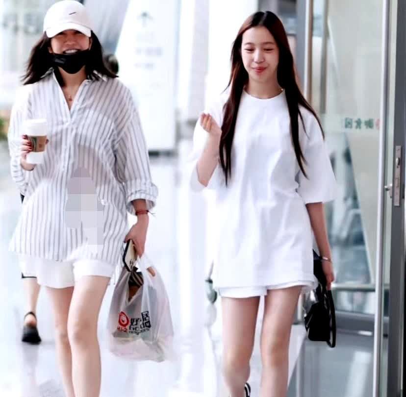 网友机场偶遇小燕子和她女儿小四月
两个人有说有笑的，很是开心

话说星二代