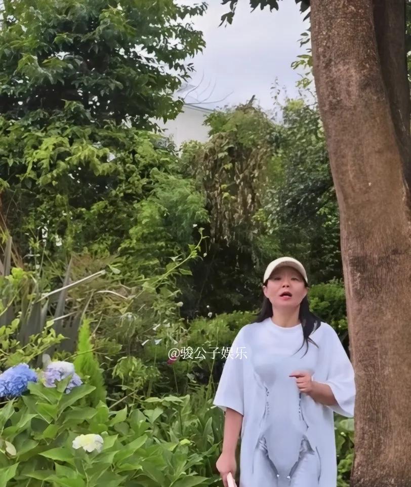 龚琳娜在14日发布的一段视频中透露，自己曾因严重的腰椎间盘突出导致无法走路，