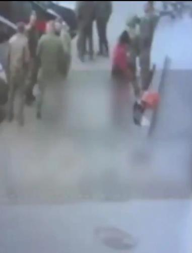 炸裂：这名妇女为何要引爆身上的炸弹？事件发生在乌克兰。

今天（2月16日）一觉