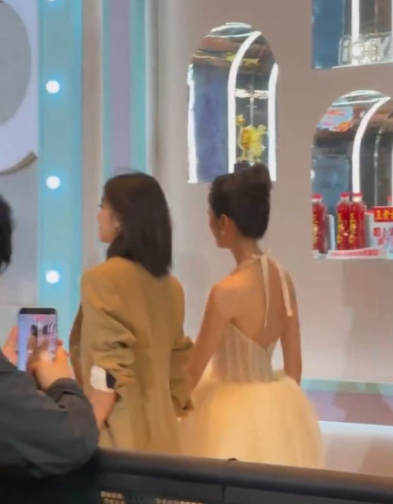 被这对姐妹花的牵手细节甜到了！不是礼貌性地拉着，而是实实在在的十指紧扣，走路时自