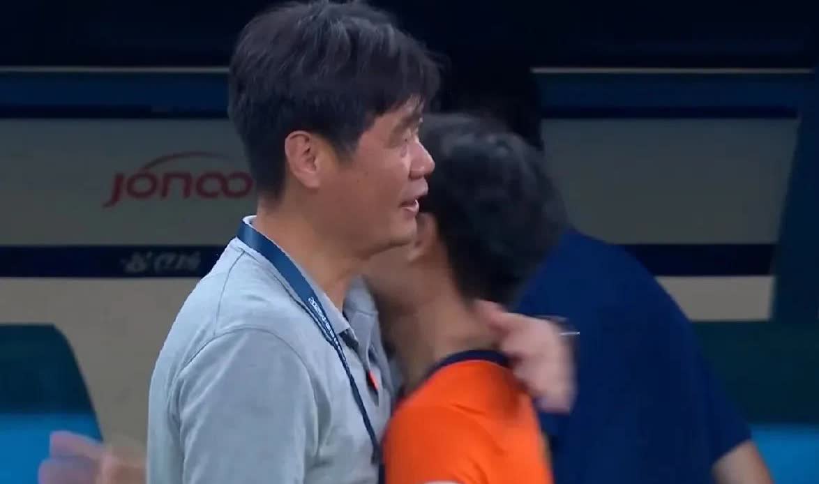 主教练李霄鹏，助理教练蒿俊闵。
扑出点球的韩镕泽，稳坐后场的刘军帅，满场奔跑的