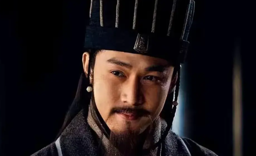 孔明安排姜维作接班人，实乃无奈之举，蜀汉人才凋零，后辈出色者寥寥无几也。
自先帝