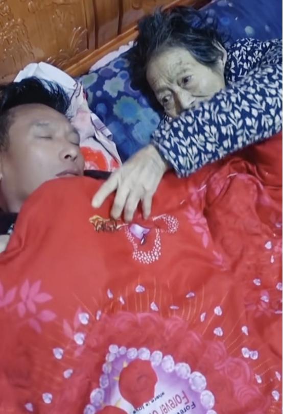 2023年，男子在母亲床边睡着了，等他醒来后，发现母亲已经离世，通过监控发现，母